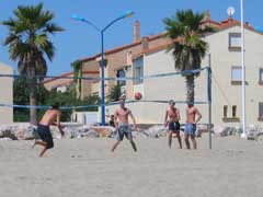 strand volleybal veld, veel activiteien voor kinderen en ouders
